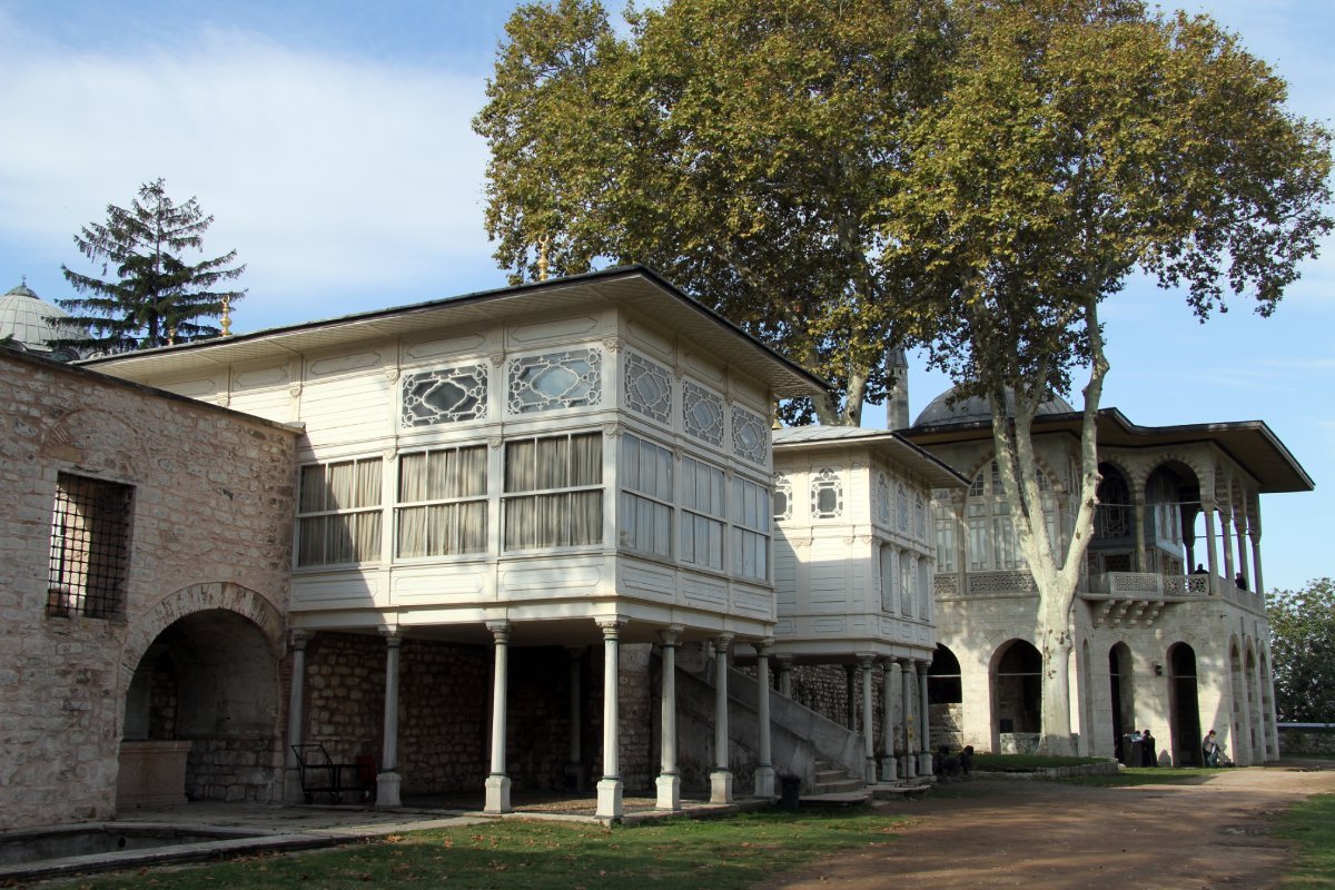 Beyond the Walls: Exploring the Neighborhood Around Topkapi Palace