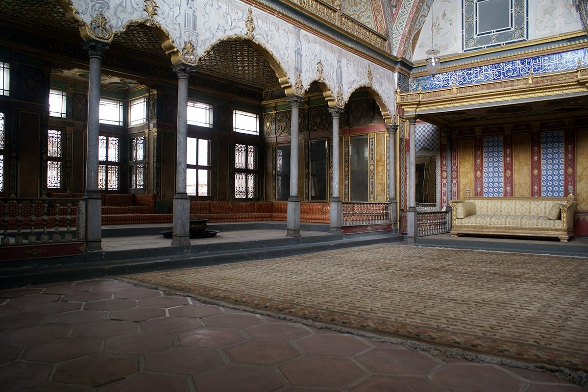 The Imperial Harem\'s Influence on Ottoman Politics: Beyond the Sultan\'s Door