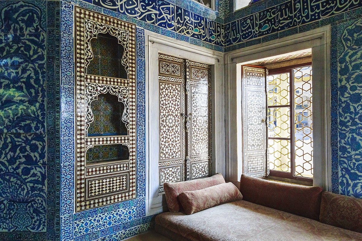 The Iznik Tiles of Topkapi Palace: Where to Find the Most Beautiful Blue Ceramics