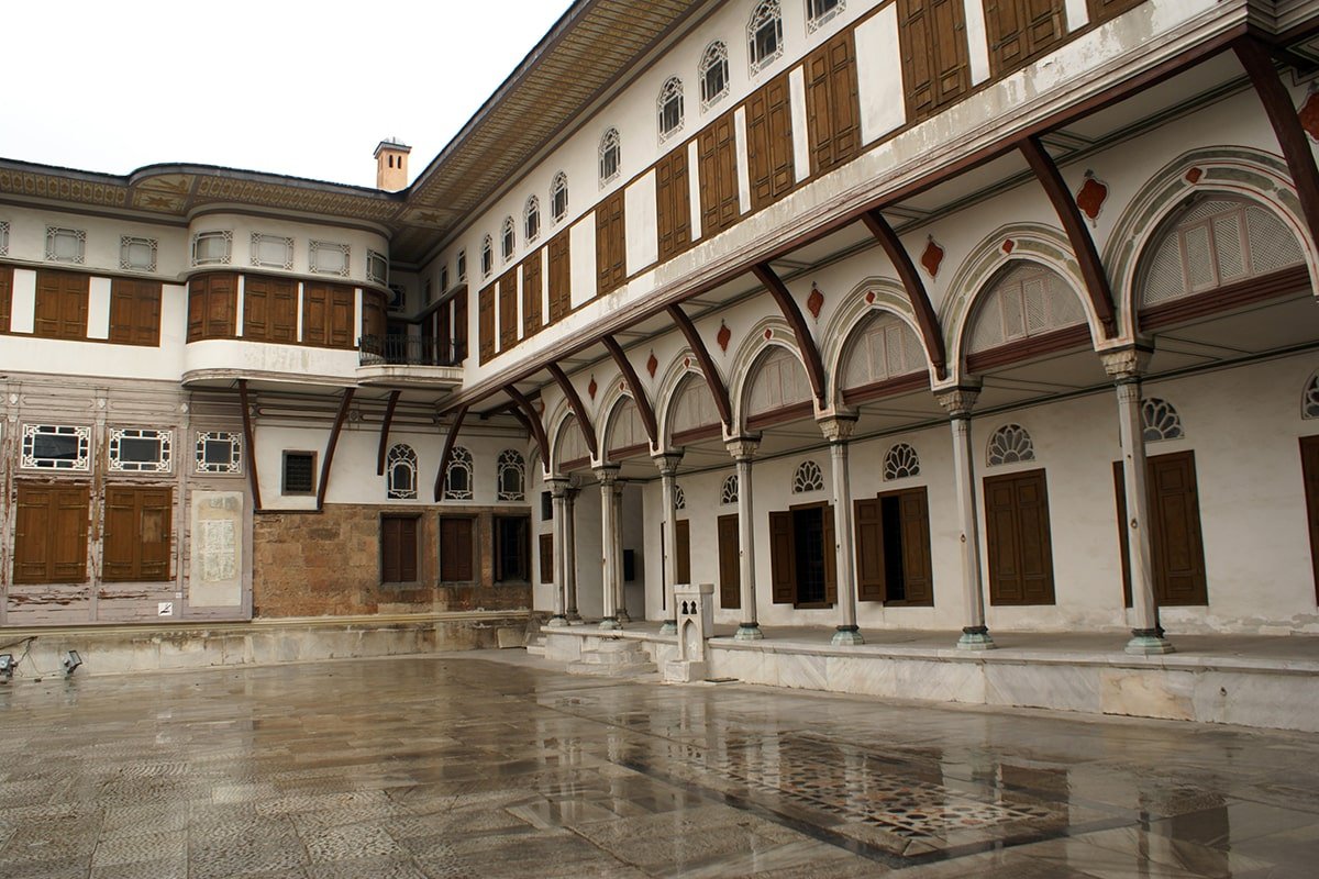 Topkapi Palace: A Sensory Journey With Its Crowds, Sounds, and Scents