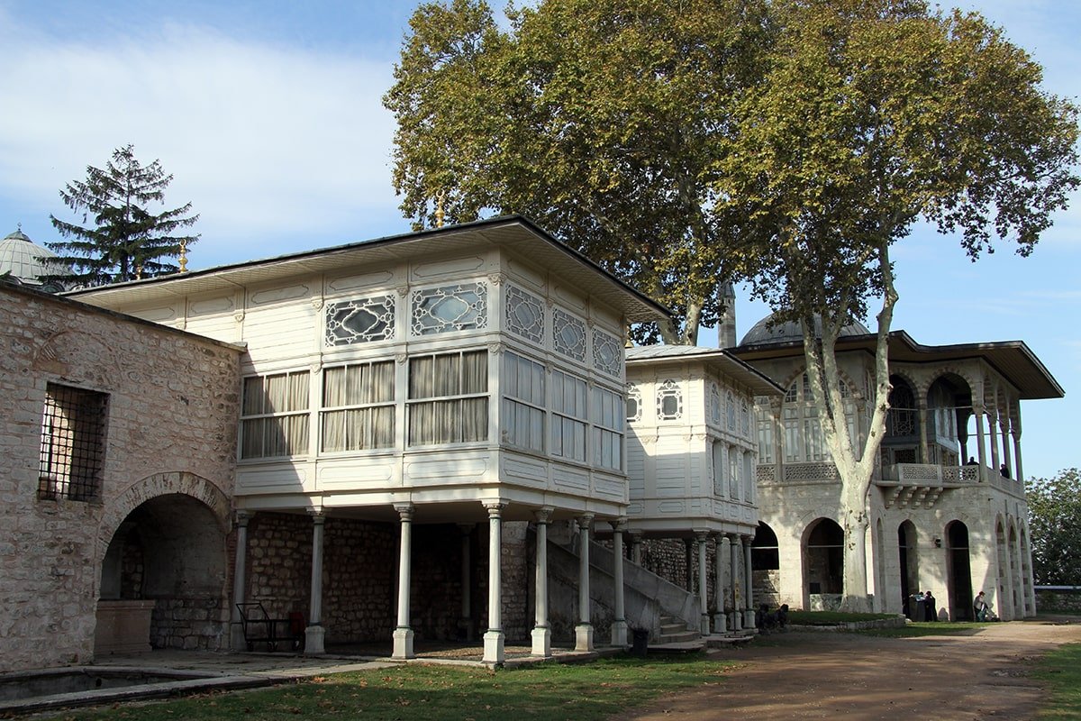 Topkapi Palace Gardens: A Sultan\'s Paradise Through the Seasons